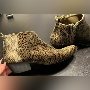 Spotted velvet old navy boots.